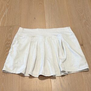 Vuori Size M Light Gray Pleated Skirt.
